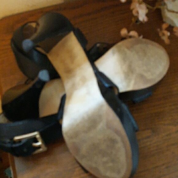 🔥MICHEAL KORS🔥 BLACK LEATHER GOLD STUDDED LOGO HEELS W/ ANKLE STRAP SIZE 7 - Picture 5 of 11